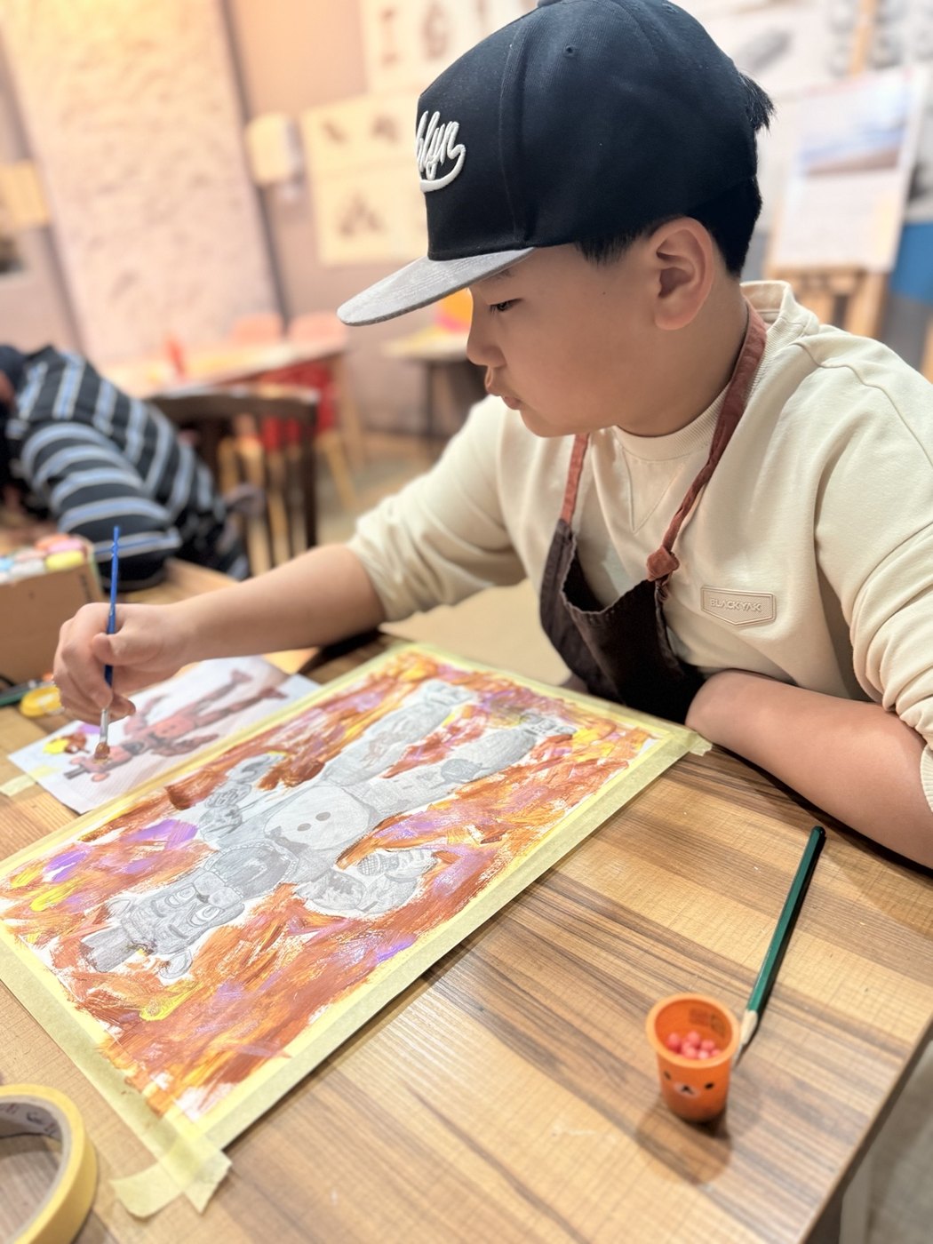 붓으로 작품을 완성하는 아이